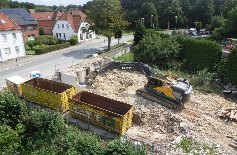 Abrissarbeiten mit Bagger und Containern unter der Talbrücke Oesede