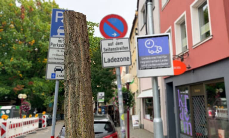 Schilderwald und ein gefällter Baum in der Bierstraße in Altstadt