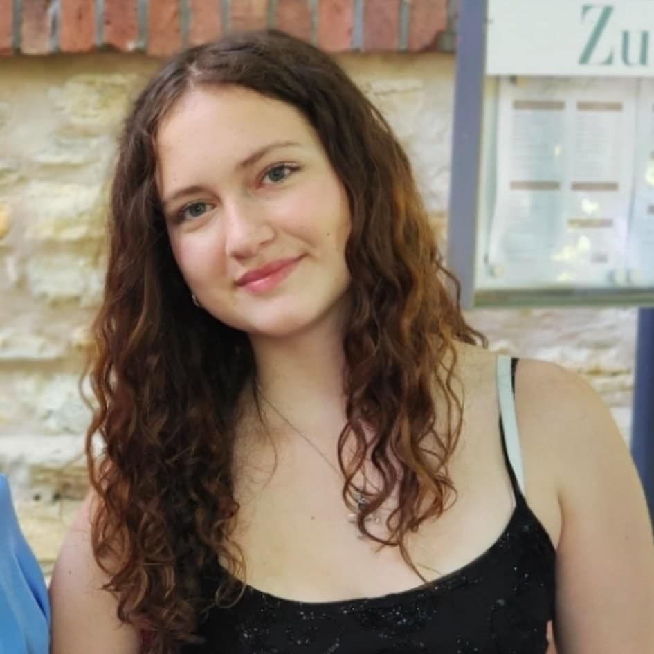 Porträt von Ruth Katharina Uffmann vor einer Steinmauer