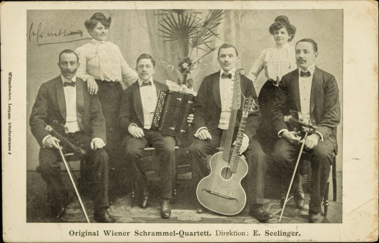 Historische Bildpostkarte: Wiener Schrammel-Quartett mit Gitarre, Akkordeon und Geigen