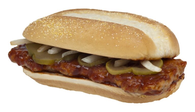 McRib-Sandwich mit Barbecuesauce, Gurken und Zwiebeln