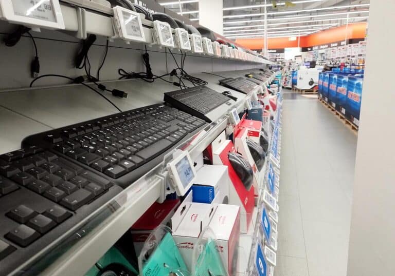 Computertastaturen in einem Regal eines Elektronikmarkts