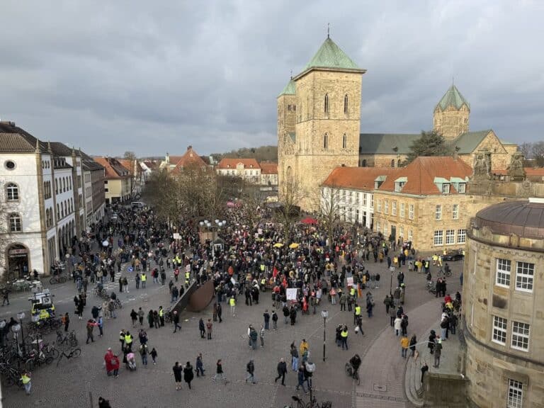 Menschenmenge bei einer Demonstration vor dem Osnabrücker Dom, Luftaufnahme