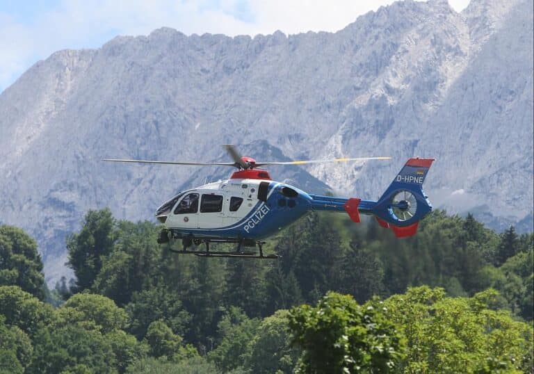 Polizeihubschrauber nahe