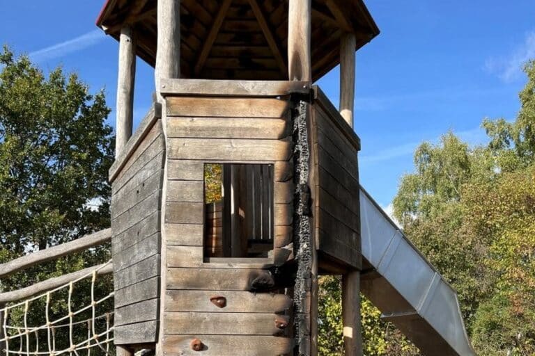 Durch Feuer beschädigter hölzerner Spielturm auf dem Kinderspielplatz Eversheide in Osnabrück