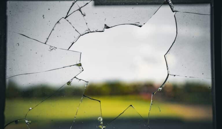 Fensterscheibe mit Sprung nach einem Missgeschick beim Ballspielen