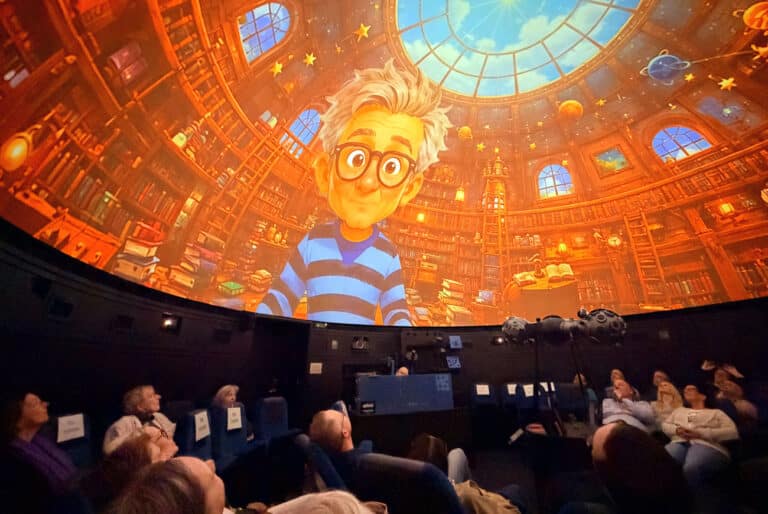 Szene aus dem Fulldome-Film Fabulara auf der Kuppel des Osnabrücker Planetariums vor dem Premierenpublikum.