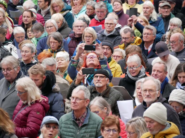 Friedenssingen vor dem Osnabrücker Rathaus