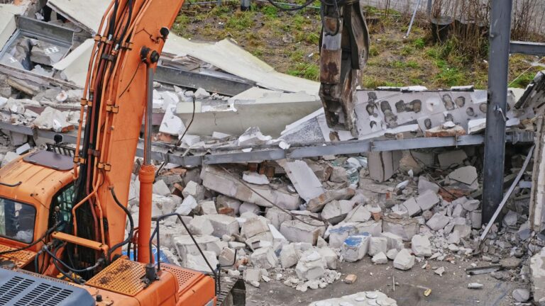 Bagger bei Abriss (Symbolbild)