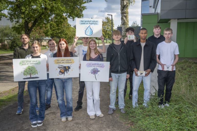 Das Team Wurzelwerk der IGS Osnabrück mit AG-Leiter Lukas Coppel und den in der AG Schulhofgestaltung entwickelten Postkartenmotiven / Foto: Hermann Pentermann