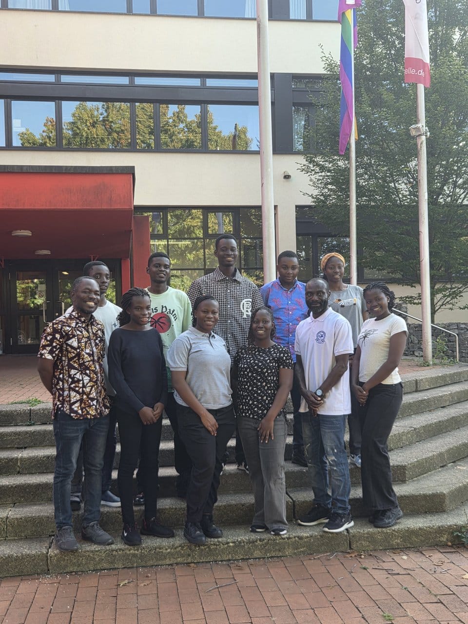 Die Delegation aus Ghana vor den Berufsbildenden Schulen in Drantum