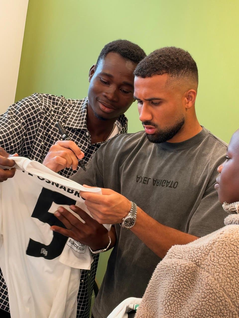 Daniel-Kofi Kyereh signiert ein Trikot