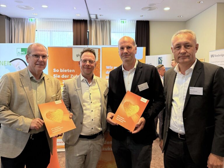 Vertreter von HVO, WGO und Glasfaser Nordwest mit Broschüren nach der Vereinbarung zum Glasfaserausbau