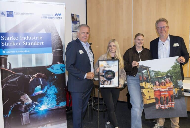 Stellv. IAV-Vorstandsvorsitzender Stefan Delkeskamp (links) und IHK-Vizepräsident Franz-Josef Paus (rechts) gratulieren den Azubis der DIECKMANN Bauen + Umwelt GmbH & Co. KG zum 2. Platz in der Kategorie Foto / Foto: Hermann Pentermann