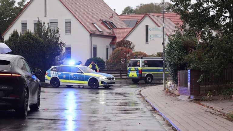 Polizei stürmt Haus nach tödlichen Schüssen auf Behördenmitarbeiter