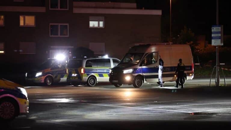 Schüsse in Bielefeld: Mehrere Verletzte auf Parkplatz