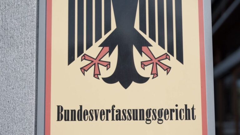 Karlsruhe prüft Erbschaftsteuer: Privilegien für Firmenerben