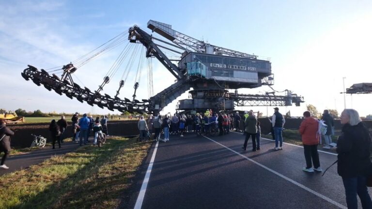 Letzter Riesenbagger verlässt Kohlefeld Schleenhain
