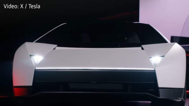 Tesla Roadster: Sportwagen mit Raketendüsen fliegt kurz