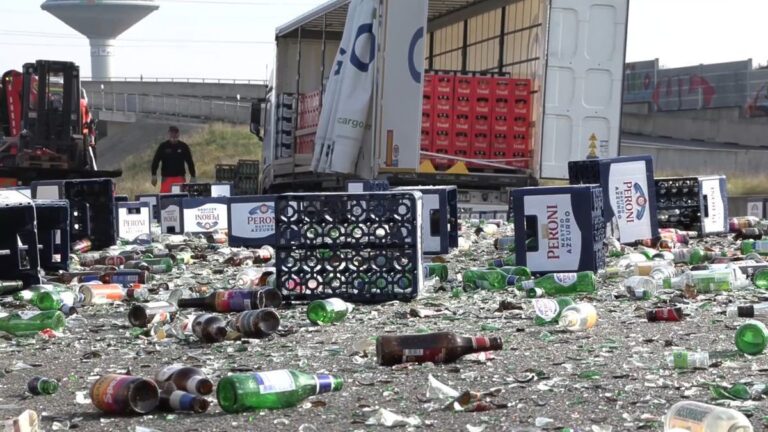 Glasflaschen auf A1 bei Köln sorgen für Stau
