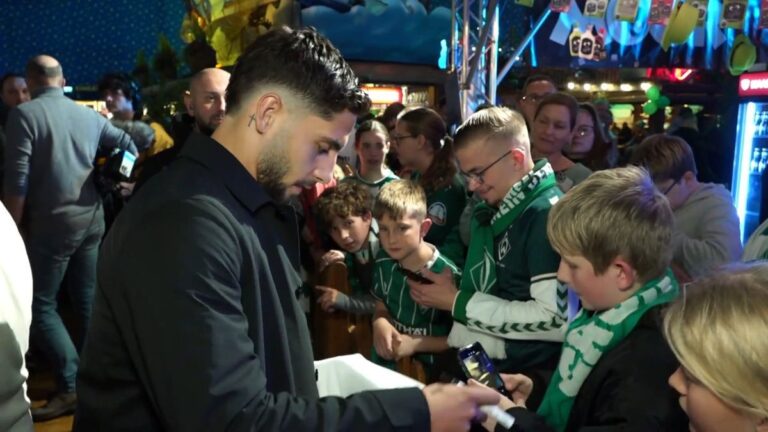 Werder-Profis feiern mit Fans auf dem Bremer Freimarkt