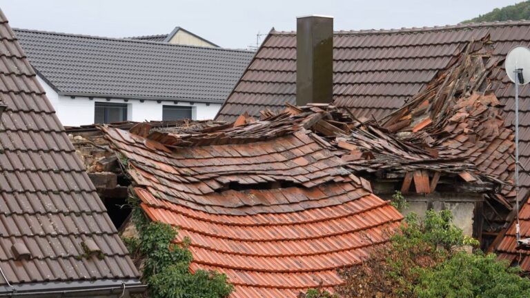 Scheunendach stürzt auf Wohnhaus in Fellbach