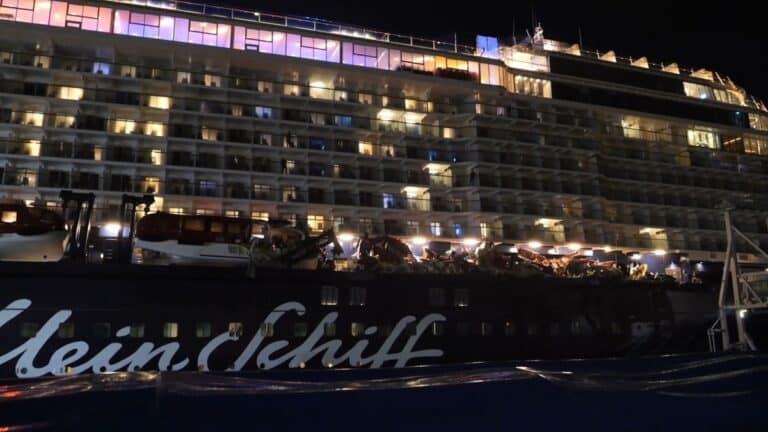 Kollision in Bremerhaven: Kreuzfahrtschiff rammt Frachter