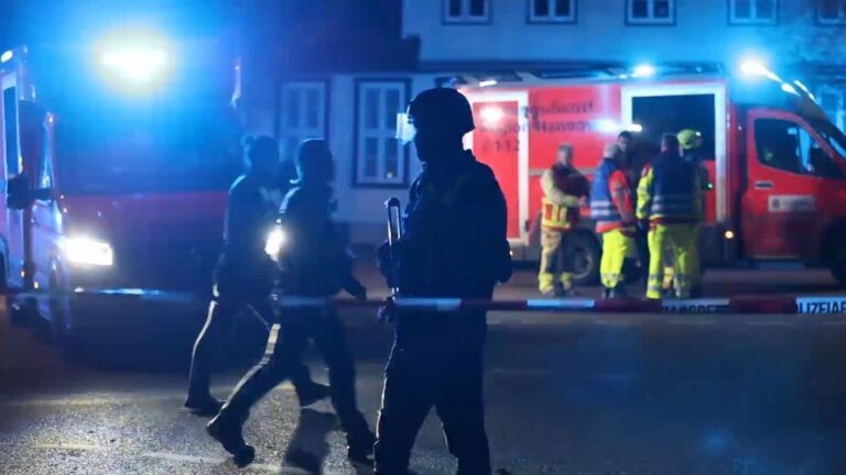 Auto rammt Menschengruppe bei Hannover – Polizei schießt