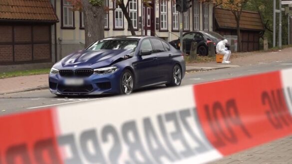 Auto fährt gezielt in Menschengruppe bei Hannover