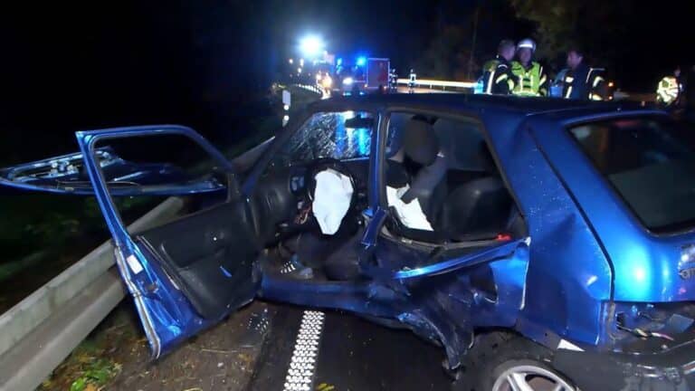 Schwerer Unfall auf B45: Vier Verletzte, Strecke gesperrt