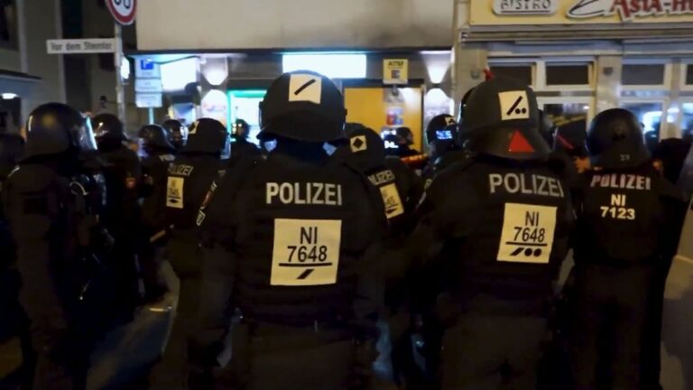 Eskalation bei Einheitsfeier in Bremen: Vier Polizisten verletzt