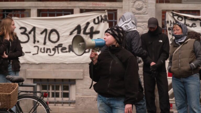 Studierende blockieren HAW-Campus in Hamburg