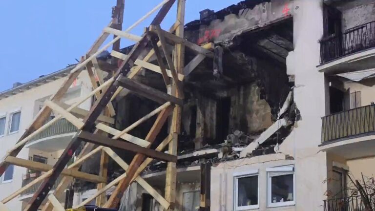 Explosion in Regensburg: Ein Toter, Suche nach Vermisstem
