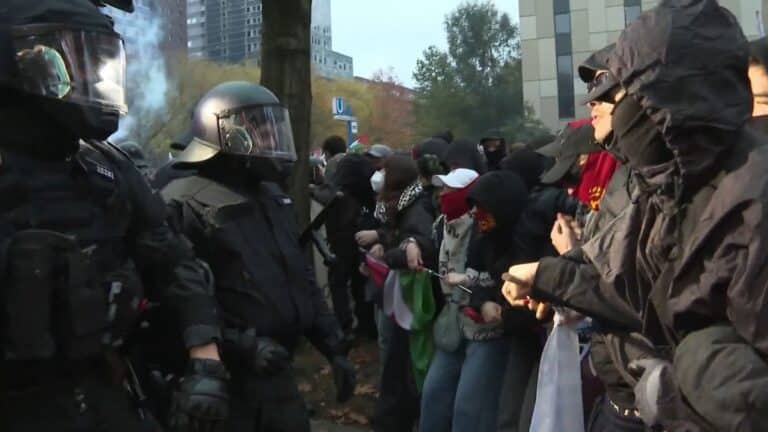 Gen-Z-Proteste: Barrikaden brennen in Hamburg