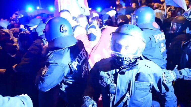 Polizei stoppt Demo in Berlin, in Frankfurt kommt es zu Plünderungen