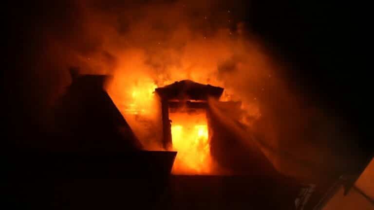 Dachstuhlbrand in Idar-Oberstein: Feuerwehr rettet Anwohner