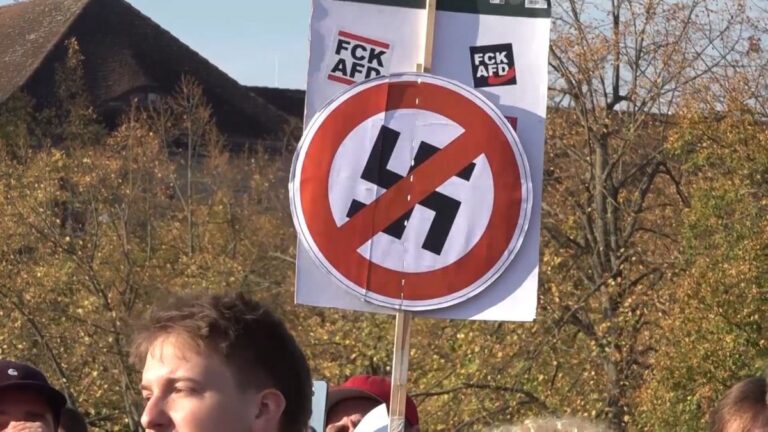 29 Abgeordnete stimmten gegen ihn, fünf enthielten sich