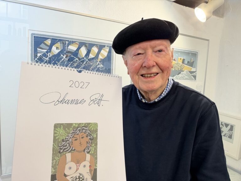 Johannes Eidt zeigt seinen Kunstkalender für 2027.