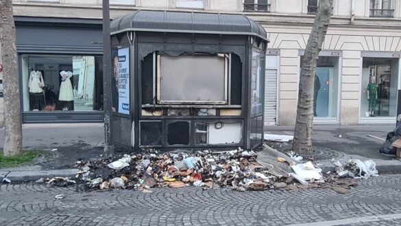 Ausgebrannter Kiosk in der Rue Tronchet in Paris