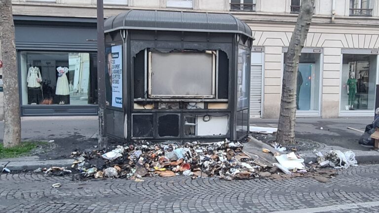 Ausgebrannter Kiosk in der Rue Tronchet in Paris