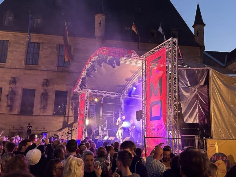 Beleuchtete Konzertbühne mit Publikum vor dem Osnabrücker Rathaus