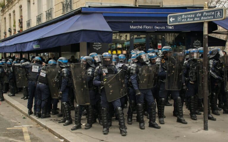 Französische Polizeikräfte bei einer Demonstration in Paris im März 2023