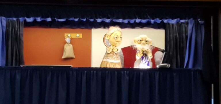 Zwei ältere Handpuppen auf der Bühne der Polizei-Puppenbühne Osnabrück im Stück „Eigentor“