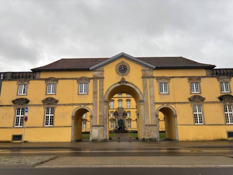 Gelbe Fassade des Osnabrücker Schlosses mit Torbogen (Symbolbild)