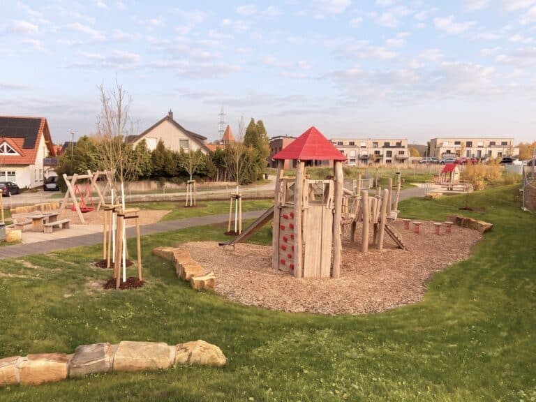 Neuer Spielplatz mit Holzturm, Rutsche und Schaukeln in der Steiniger Heide in Osnabrück-Voxtrup