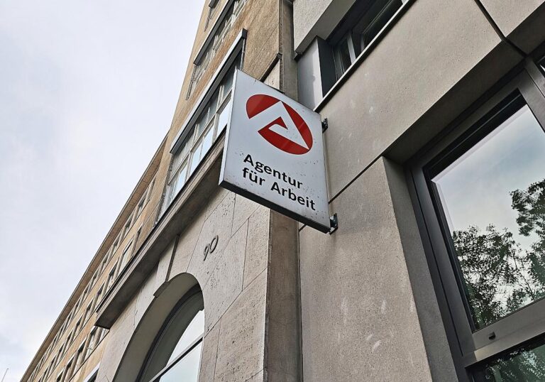 Schild der Agentur für Arbeit an einem Bürogebäude