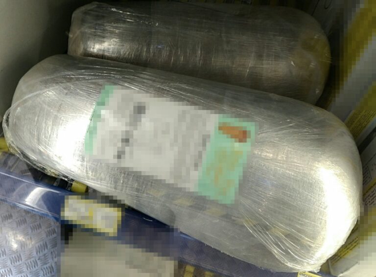 Eingeschweißte Dönerspieße in Folie, Etikett unkenntlich gemacht