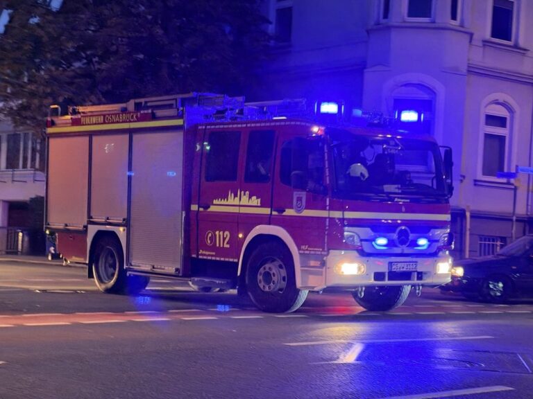 Löschfahrzeug der Feuerwehr Osnabrück mit Blaulicht bei Nacht auf einer Straße (Symbolbild)