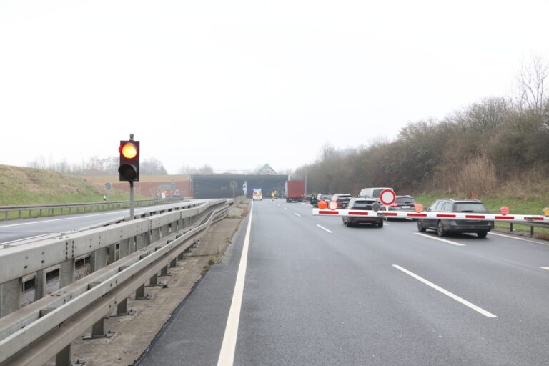 Gesperrte A33 vor dem Tunnel bei Dissen mit Schranke und Ampel