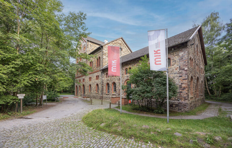 Haseschachtgebäude des Museums Industriekultur Osnabrück mit MIK-Fahnen